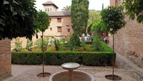 Menschen-Besuchen-Den-Hof-Der-Lindaraja-In-Alhambra,-Granada,-Spanien