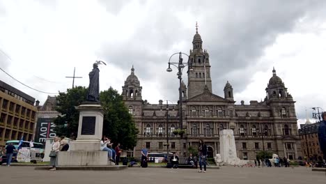 Time-Lapse-of-people-in-George-Square
