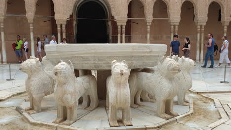 Vista-De-Cerca-De-La-Fuente-En-La-Corte-De-Los-Leones-En-La-Alhambra