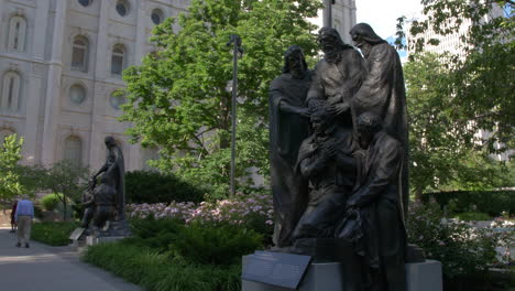 Statues-on-the-Temple-Grounds-of-the-Mormon-Temple-in-Salt-Lake-City,-Utah