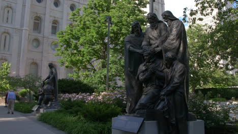 Statuen-Auf-Dem-Tempelgelände-Des-Mormonentempels-In-Salt-Lake-City,-Utah