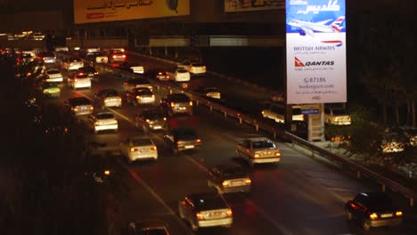 Tráfico-Pesado-Por-La-Noche-En-Una-Autopista-En-La-Ciudad-Capital-De-Irán,-Teherán
