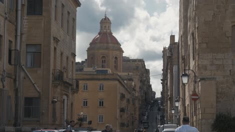 Revealing-shot-of-a-church-in-Valletta,-Malta