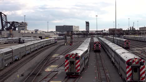 Un-Tren-De-Pasajeros-Que-Viaja-A-Través-Del-Centro-Del-Patio-Ferroviario-4k