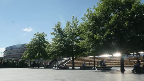 Vor-Dem-Bahnhof-Von-Sheffield,-Kleiner-Moderner-Park,-Sitzbereich-Für-öffentliche-Grüne-Bäume-Und-Klarer-Himmel-4k-25p