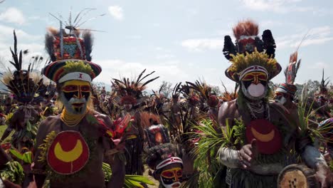 Cámara-Lenta-Pan-De-Papúa-Nueva-Guinea-Bailarines-Tradicionales-En-Espectáculo-Cultural