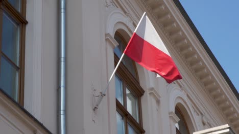 Bandera-Polaca-Ondeando-A-Cámara-Lenta-En-Un-Edificio