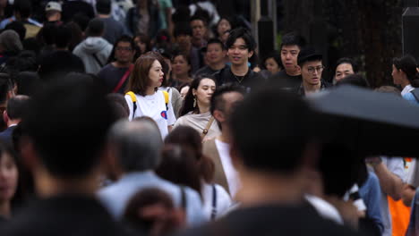 Toma-Estática-De-Una-Mujer-Caminando-En-Medio-De-Una-Gran-Multitud,-En-Las-Calles-De-Harajuku,-En-Tokio,-Japón