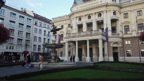La-Fuente-De-Ganímedes-Y-El-Histórico-Teatro-Nacional-Eslovaco,-Panorámica