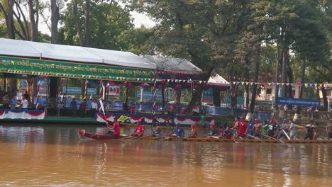 Big-Crew-of-a-Long-Canoe-Passing-front-of-the-official-tribune