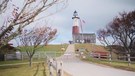 Weitwinkelaufnahme-Des-Leuchtturms-Von-Montauk-Point-Vom-Eingangstor-Aus-An-Einem-Teilweise-Bewölkten-Tag