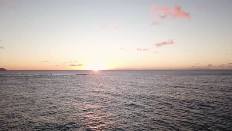 Drohnenaufnahme,-Die-über-Silhouetten-Von-Menschen-Fliegt,-Die-Einen-Wunderschönen-Sonnenuntergang-Am-Sunset-Beach-An-Der-Nordküste-Von-Oahu,-Hawaii,-Genießen