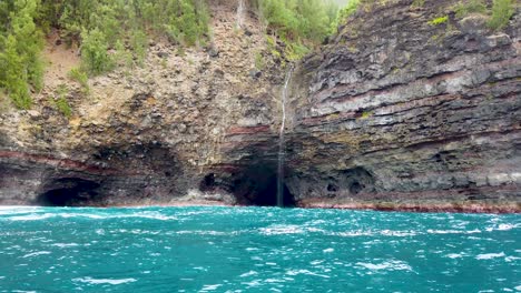 4k-Hawaii-Kauai-Bootfahren-Auf-Dem-Meer,-Nähert-Sich-Wasserfall-Und-Höhle