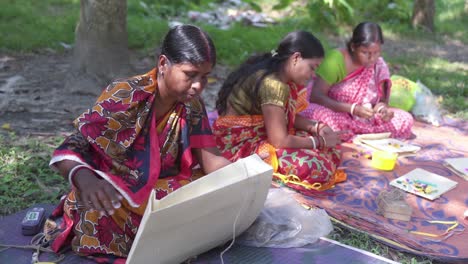 Mujeres-Indias-Pobres-Cosiendo-Y-Haciendo-Bolsas-Al-Aire-Libre