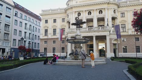 Fuente-De-Ganímedes-Frente-Al-Histórico-Teatro-Nacional-Eslovaco