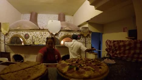 La-Preparación-De-Una-Deliciosa-Pizza-Al-Horno-Abre-El-Apetito