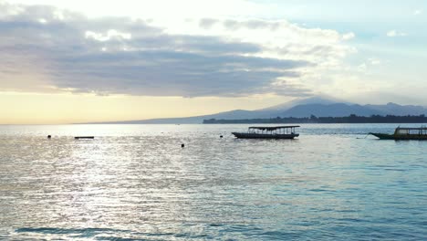 Insel-Samoa-–-Boote-Schwimmen-Auf-Dem-Ruhigen-Meer-Unter-Bewölktem-Himmel-Mit-Bergkette-Im-Hintergrund-–-Weitwinkelaufnahme