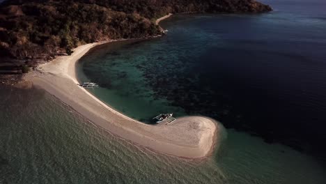 Wunderschöne-Tropische-Inselsandbank,-Geschwungener-Strand,-Türkisfarbenes-Meer,-Wellen-Und-Boote