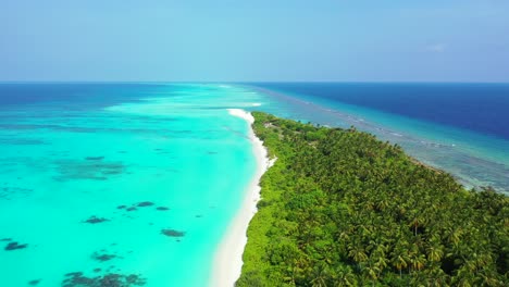 Malediven-Inselparadies,-Umgeben-Vom-Hellblauen-Flachen-Ozean-Und-Dem-Blauen-Tiefen-Ozean-Mit-Strahlend-Blauem-Himmel-Im-Hintergrund---Luftaufnahme