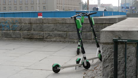 Elektroroller-Parken-In-Der-Stadt.-Tagsüber,-Handheld