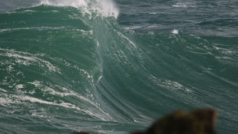 Schwere-Welle,-Die-Sich-Auf-Einen-Flachen-Riffbruch-In-Australien-Faltet