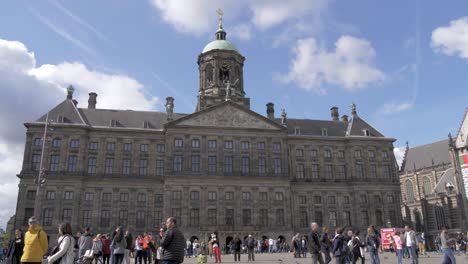 Toma-De-Establecimiento-De-La-Concurrida-Plaza-Dam-En-Amsterdam,-Países-Bajos