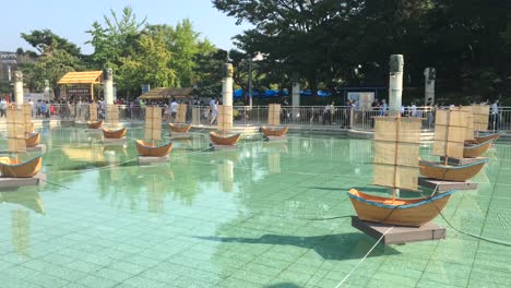 Miniatur-Segelboote-Beim-Hanseong-Baekje-Festival,-Olympiapark,-Oryun-dong,-Songpa-gu,-Seoul,-Südkorea
