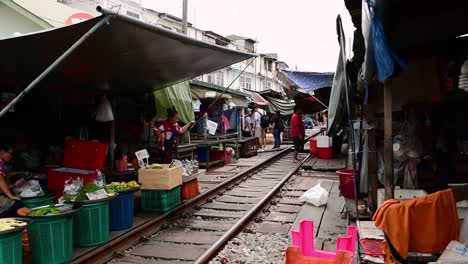 Un-Emocionante-Viaje-En-Tren-Al-Mercado-Ferroviario-De-Mae-Klong