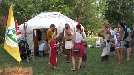 Carnaval-Savaria,-Campamento-Medieval,-Gente-Hablando-Con-Personajes-Históricos