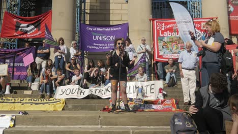 Huelga-Climática-Juvenil-En-El-Centro-De-La-Ciudad-De-Sheffield-2019-Frente-Al-Ayuntamiento-Con-Oradores-Y-Representantes-Jóvenes,-Estudiantes-Y-Adultos-Mayores