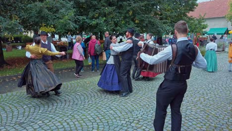 Folkloretänzer,-Die-Auf-Der-Straße-Mit-Akkordeonspieler-Auftreten