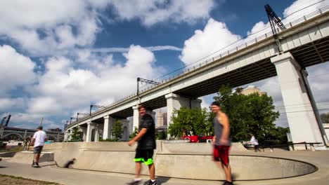 Timelapse-De-Skatepark-En-Cleveland-Ohio-Con-Muchas-Nubes-Pasando