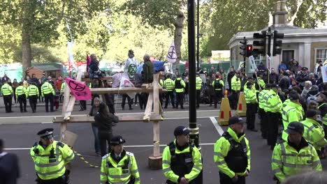 Während-Der-Extinction-Rebellion-Proteste-In-London,-Großbritannien,-Umzingelt-Die-Polizei-Eine-Straßensperre