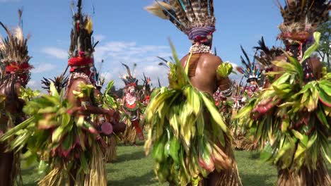 Mujeres-Con-Elaborados-Vestidos-étnicos-Cantan-Y-Bailan-En-Un-Festival-Cultural