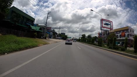 Este-Es-Un-Lapso-De-Tiempo-Con-Una-Cámara-De-Acción-Montada-Frente-Al-Camión,-Conduciendo-De-Pranburi-A-Hua-Hin-Y-De-Hua-Hin-A-Bangkok-En-Phet-Kasem-Road
