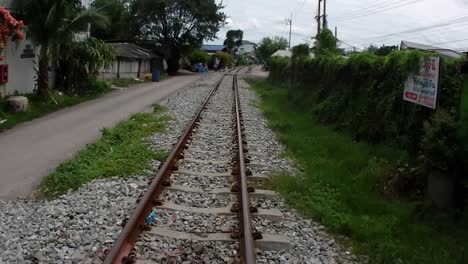 Eine-Aufregende-Zugfahrt-Zum-Mae-Klong-Eisenbahnmarkt