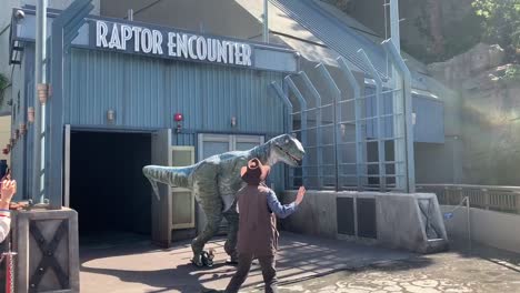 Raptor-Blue-Y-Su-Entrenador-En-El-&quot;encuentro-Con-Rapaces&quot;-Dentro-De-Universal-Studios-Recién-Inaugurado-Atracción-Jurassic-World