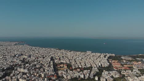 Ein-Luftschwenk-über-Dem-Stadtzentrum-Von-Thessaloniki,-Der-Den-Blick-Auf-Das-Stadion-Der-Paok-Mannschaft-Freigibt