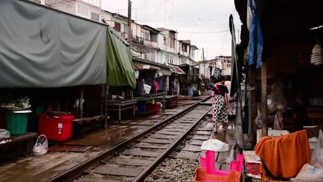 Un-Emocionante-Viaje-En-Tren-Al-Mercado-Ferroviario-De-Mae-Klong