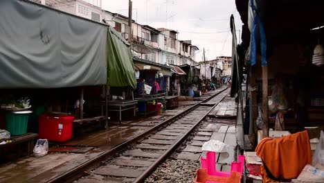 An-exciting-train-ride-to-Mae-Klong-Railway-Market