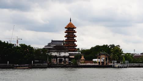 Der-Che-Chin-Khor-Tempel-Und-Die-Pagode-Am-Chaophraya-Fluss-Sind-Bei-Anhängern-Und-Zeichnern,-Fotografen-Und-Touristen-Aus-Der-Ganzen-Welt-Berühmt