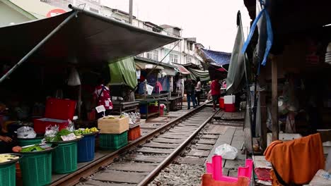 Un-Emocionante-Viaje-En-Tren-Al-Mercado-Ferroviario-De-Mae-Klong