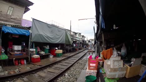 Un-Emocionante-Viaje-En-Tren-Al-Mercado-Ferroviario-De-Mae-Klong