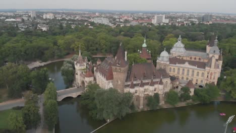 Filmischer-Drohnenschuss-Am-Schloss-Vajdahunyad-Vorbei-Nach-Széchenyi-In-Budapest