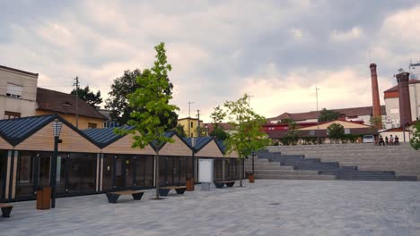 Panning-shot-of-theater-square-in-Sibiu,-Romania,-on-a-cloudy-summer-evening