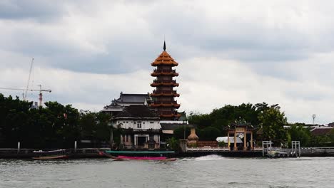 El-Templo-Y-Pagoda-Che-Chin-Khor-En-El-Río-Chaophraya-Es-Famoso-Entre-Los-Devotos-Y-Entre-Los-Dibujantes,-Fotógrafos-Y-Turistas-De-Todo-El-Mundo