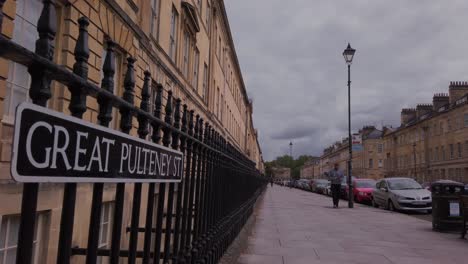 Tolles-Pulteney-Straßenschild,-Schwenk,-Um-Die-Straße-Freizulegen