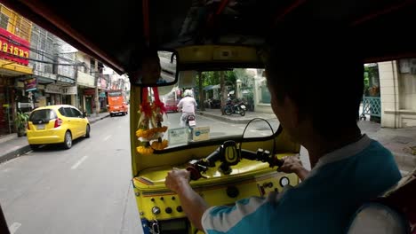 Das-Tuk-Tuk-Ist-Ein-Berühmtes-Fahrzeug-Zum-Pendeln-Und-Touren-Durch-Bangkok-Und-Wird-Hauptsächlich-In-Touristischen-Gebieten-Und-In-Der-Provinz-Gesehen