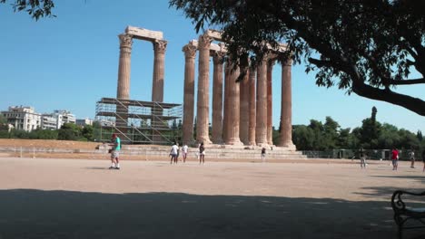 Grupos-De-Turistas-Caminando-Por-El-Territorio-Con-Ruinas-De-Edificios-De-Civilizaciones-Antiguas-Alrededor-De-Atenas