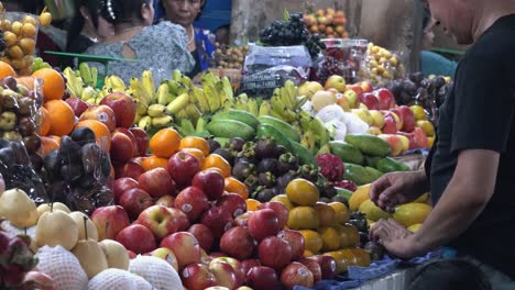 Alter-Obstmarktstand-Mit-Einem-Herrn,-Der-Mangostan-Auswählt